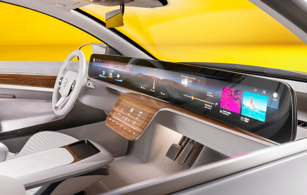 콘티넨탈도 CES에서 운전자 지원과 자율주행을 기술을 대거 공개했다. 콘티넨탈이 암바렐라와 개발한 곡선형 울트라 와이드 디스플레이. [사진=콘티넨탈]