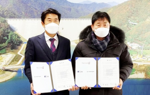 쌍용차가 세계적인 겨울 축제인 화천 산천어 축제에 소형 SUV 티볼리를 협찬한다. 이를 위해 쌍용차는 화천군과 협업을 체결했다. [사진=쌍용차]