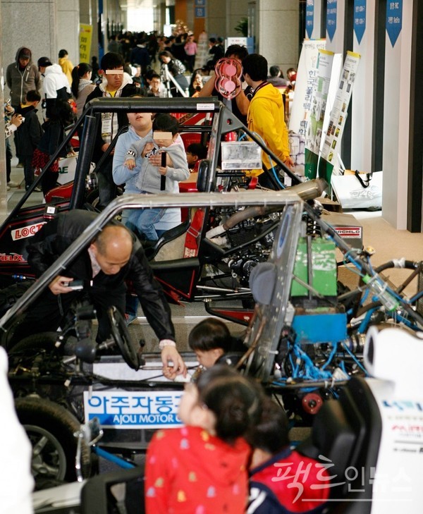 대학생들이 (위부터)내연기관으로 만든 자작차 경주대회와 서울모터쇼 자작차 전시장. [사진=정수남 기자] 