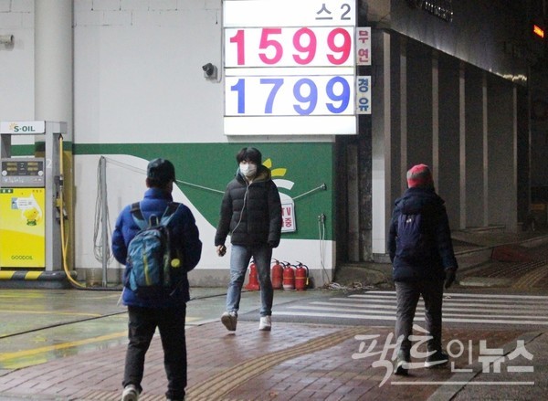 같은 이유로 알뜰주유소는 폴도 바꾸고 있다. 종전 알뜰주유소에서 S폴로 바꾼 경기 성남 산성대로변에 있는 주유소. [사진=정수남 기자]