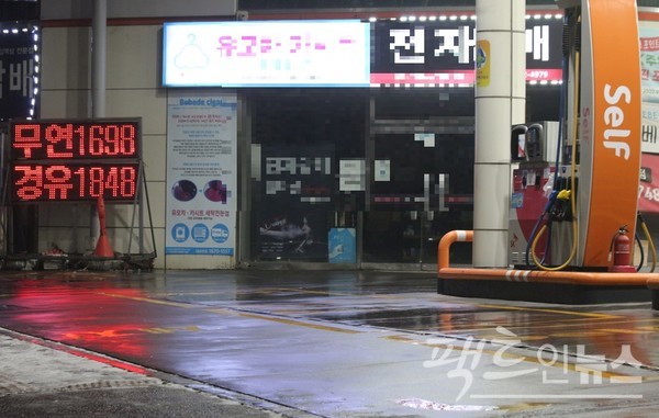 유가 안정기에는 셀프주유소 등 알뜰주유소의 장점이 없다. 성남 중원구에서 있는 (위부터)일반주유소와 셀프주유소의 지난 주말 유가. [사진=정수남 기자]