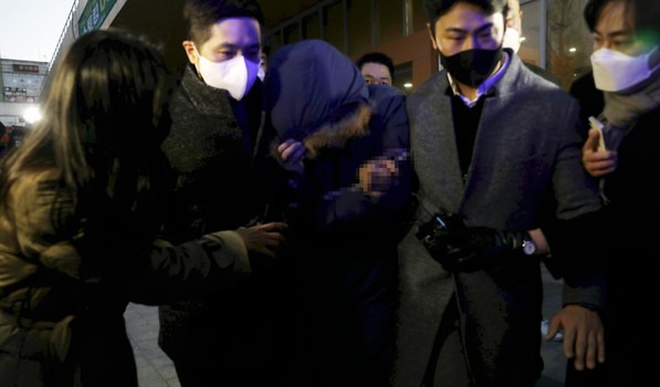 회삿돈 2,215억원을 횡령한 혐의를 받는 오스템임플란트 직원 이모씨가 지난해 1월14일 서울강서경찰서에서 검찰로 송치되고 있다. [사진=뉴시스]