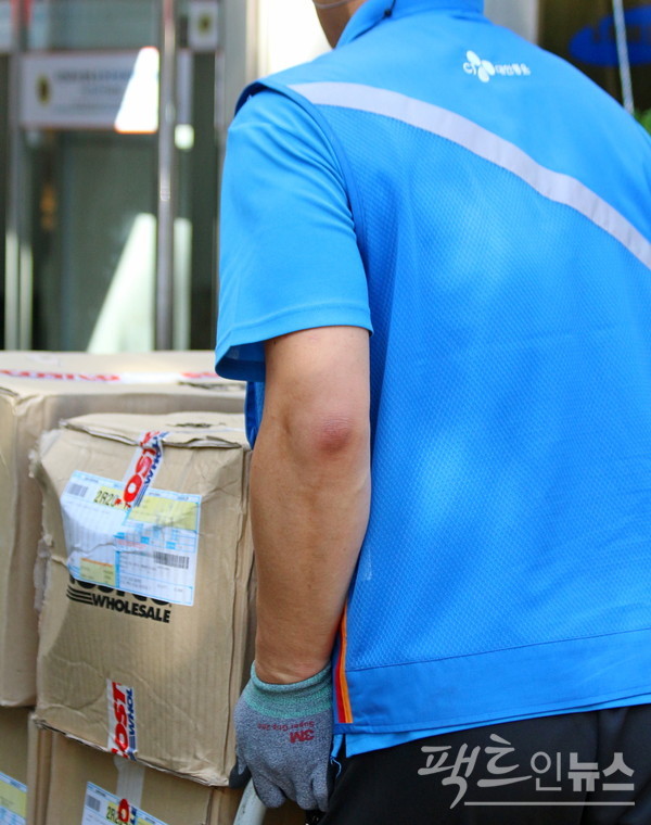 택배비 인상은 택배 근로자의 처우를 개선하기 위한 사회적 합의에 따른 것이지만, CJ대한통운은 회사와 임원의 배만 불렸다. [사진=정수남 기자]