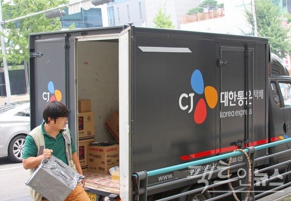 이번 택배비 인상으로 집화 기사가 받는 수수료는 월 2만∼3만원 증가할 것이지만, CJ대한통운의 영업이익은 600억원 늘어날 것이라는 게 증권가 분석이다. [사진=정수남 기자]