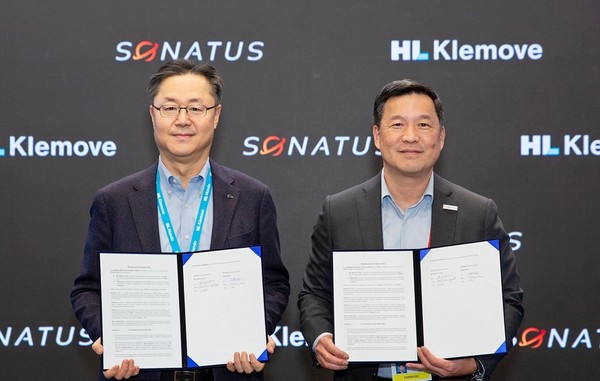 (왼쪽부터)윤팔주 HL클레무브 CEO와 제프리 추 소나투스 CEO가 기념사진을 찍고 있다. [사진=HL클레무브]