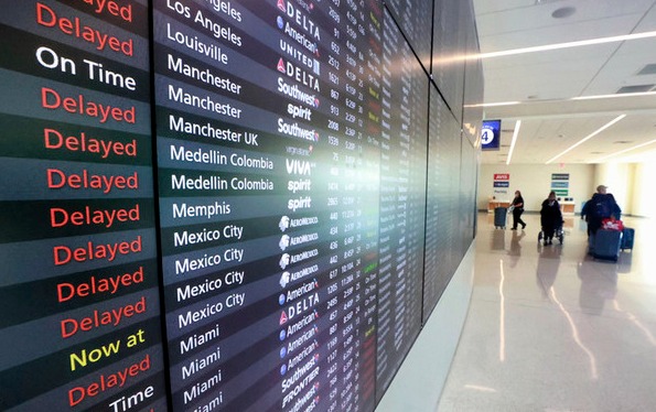 11일(현지시간) 미 플로리다주 올랜도 국제공항에서 여행객들이 대부분의 여객기가 지연된다는 안내판 앞을 지나가고 있다. 미연방항공청(FAA)의 전산 정보체계 시스템인 노탐(NOTAM)이 오작동을 일으켜 미국 전역에서 항공기 수천 편의 운항이 한때 전면 중단되는 사태가 빚어졌다. 조 바이든 대통령은 이번 사고의 원인에 총체적인 조사를 지시했다. [사진=뉴시스]