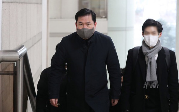 유동규 전 성남도시개발공사 기획본부장이 지난달 23일 오전 서초구 서울중앙지방법원에서 열린 민주당 불법 대선자금 의혹 관련 정치자금법위반 1차 공판준비기일에 출석하고 있다. [사진=공동취재사진]