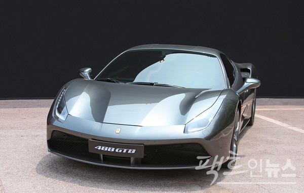 극중 인기 배우인 박강은 488GTB로 보이는 페라리를 탄다. [사진=정수남 기자]