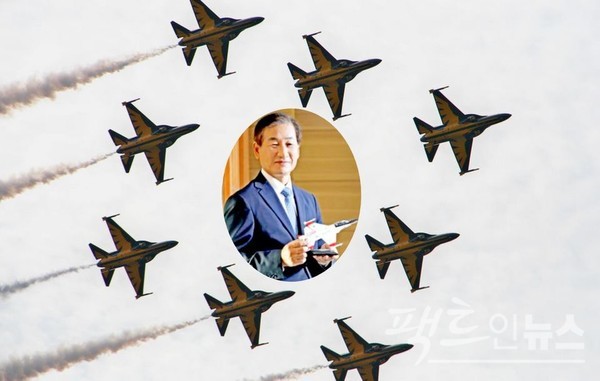 강구영 KAI 신임 사장이 올해 사상 최고 실적을 내고, 세계적인 기업으로 도약한다. 강구영 사장이 개발에 참여해 KAI가 만든 T-50을 몰고 공군 블랙이글스팀이 에어쇼를 펼치고 있다. [사진=정수남 기자, KAI]