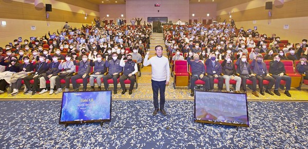 강구영 사장과 사천 본사 임직원이 선포식에서 구호를 외치고 있다. [사진=KAI]