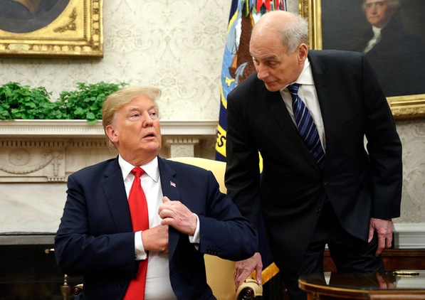 불화로 인해 경질됐던 존 켈리 전 백악관 비서실장이 김정은 북한 국무위원장이 핵을 포기하지 않을 것이라며 도널드 트럼프 미국 대통령의 대북정책을 강력 비판했다. 사진은 지난 2018년 6월27일 백악관에서 켈리 전 실장(오른쪽)이 트럼프 대통령과 대화하기 위해 몸을 기울이고 있는 모습. [사진=뉴시스]