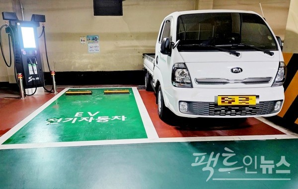 지하 공용주차장은 폐쇄 공간이라, 전기차 충전기 설치를 위한 공간 확보와 안전성 면에서 다양한 난제가 있다. 아파트 지하주차장에 설치한 전기차 충전기. [사진=정수남 기자]
