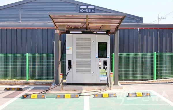 도시의 경우 80%가 공동주택이라, 전기차 충전기 설치 공간이 부족하다. 옥외 주차장에 있는 전기차 충전기. [사진=정수남 기자]