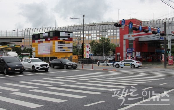거리제한이 사라지면서 주유소간 경쟁이 치열하다. 서울 장지동에서 오른쪽 주유소가 영업하고 있지만, 지난해 이곳에서 50미터 떨어진 곳에 왼쪽 주유소가 문을 열었다. [사진=정수남 기자]