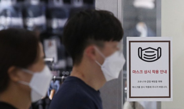 정부가 실내 마스크 착용의무에 대한 논의를 하루 앞둔 지난 16일 오후 서울 강남구 코엑스몰 내에 마스크 착용 안내문이 게시돼 있다. [사진=뉴시스]