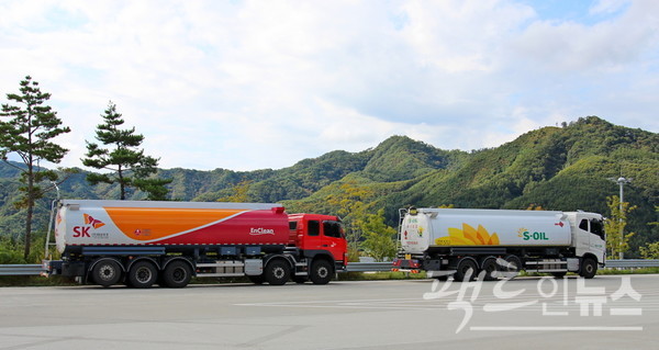 SK이노베이션과 S-OIL 탱크로리가 석유제품을 싣고 항구로 가고 있다. [사진=정수남 기자]