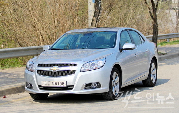 한국GM은 2011년 중형세단 쉐보레 말리부를 들여오면서, 수입차 업체로 전환을 시작했다. [사진=정수남 기자]