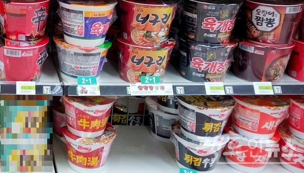 대만 위생복리부 식품약물관리서가 신라면에서 발암물질인 농약 성분을 검출했다고 최근 밝혔다. 농심의 용기면. [사진=팩트인뉴스]