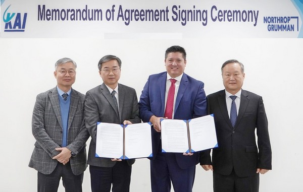 KAI (왼쪽부터)조해영 상무와 김지홍 전무, NG 리처드 설리번 부사장, 하동진 한국지사장 등이 기념사진을 찍고 있다. [사진=KAI]