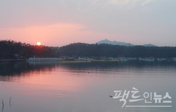 전북 부안 변산의 지난해 섣달그믐 석양. 한강의 석양처럼 강렬하지 않고 은근하다. [사진=정수남 기자]