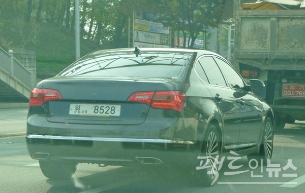 2009년 11월에 1번 국도 오산시 구간에서 잡은 K7. K시리즈는 이듬해 3월 뉴욕 모터쇼에서 공개됐으며, 익월 부산국제모터쇼에서 출시 행사를 가졌다. [사진=정수남 기자]