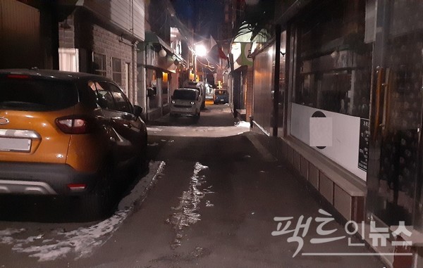 이들 홍등 업소 주인은 상가 곳곳을 무시무시한 글로 도배하고 시를 압박하고 있다. 아래 사진은 60곳의 홍등가가 자리한 골목. [영상/사진=정수남 기자]