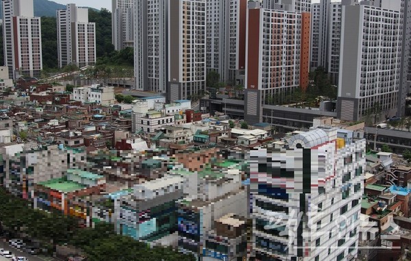 도환중1구역(사진 아래)과 4차선 도로를 두고 있는 중앙동의 경우 재개발을 마치고 지난해 말부터 입주를 시작했다. [사진=정수남 기자]
