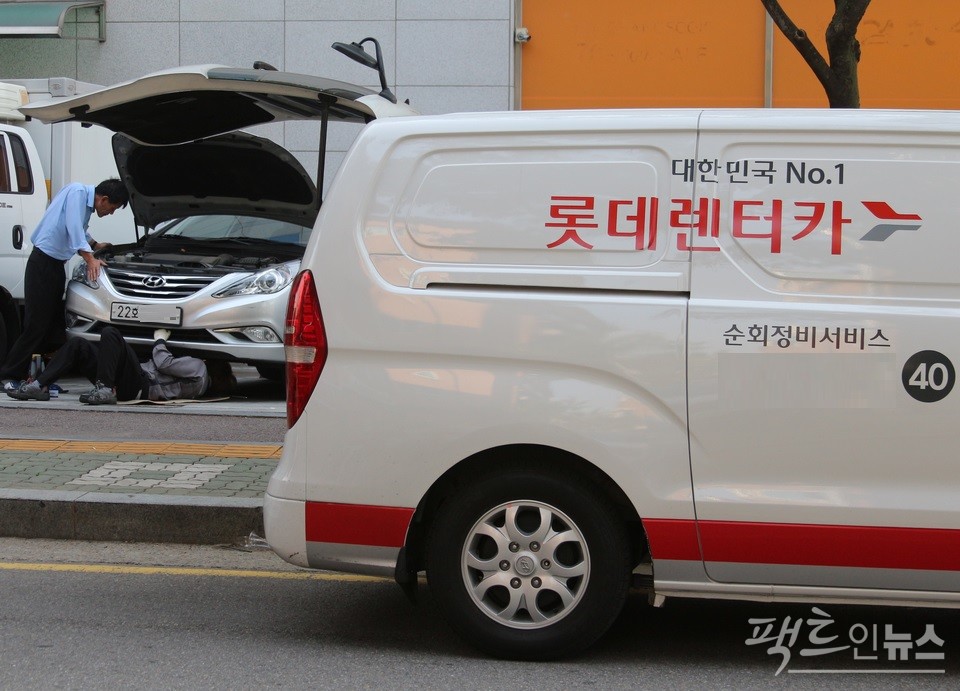 롯데렌탈의 렌터카 부문이 대한민국 퍼스트브랜드 대상에 19년 연속 올랐다. 롯데렌카의 긴급출동 서비스 모습. [사진=팩트인뉴스]