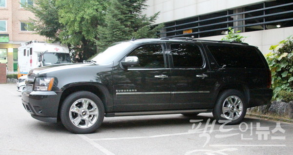 교섭 극 초반에는 GM의 서버밴이 자주 등장한다. 외교부 TF팀이 서버밴을 타기 때문이다. [사진=정수남 기자]