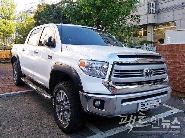 토요타 툰드라 역시 극중 톡톡한 홍보 효과를 누린다. 무장단체 텔레반이 툰드라를 타고, 현지 도로에서도 토요타 차량이 자주 노출된다. (위부터)구형과 신형 툰드라. [사진=정수남 기자]