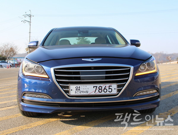 극 도입부 대호는 구형 제네시스를 타고 외교부 청사에 도착한다. [사진=정수남 기자]