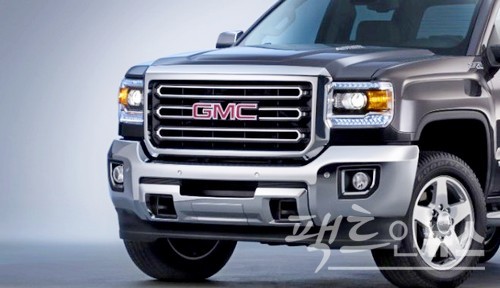 한국GM은 올해 모기업의 SUT 브랜드 GMC를 들여와 내수 회복을 노린다. 극중 노출 빈도가 가장 많은 GMC 엠블럼. [사진=정수남 기자]