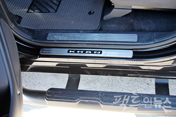 쌍용차는 렉스턴 스포츠부터 대형화하고, 차급에 맞게 고급화도 구현했다. 도어스텝. [사진=정수남 기자]