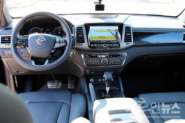 신형의 실내는 종전 갈색계통의 따뜻함을 버리고, 무채색으로 고급스러움을 표현했다. 아래는 자동, 수동 각각 6단의 아이신 변속기. [사진=정수남 기자]