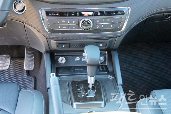 신형의 실내는 종전 갈색계통의 따뜻함을 버리고, 무채색으로 고급스러움을 표현했다. 아래는 자동, 수동 각각 6단의 아이신 변속기. [사진=정수남 기자]