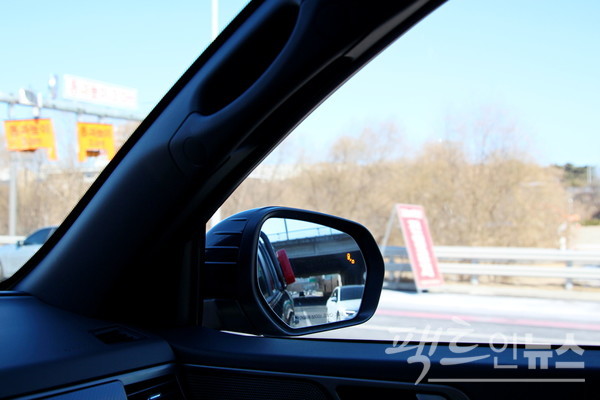 렉스턴 스포츠 칸은 최첨단 안전편의 사양을 대거 기본으로 탑재해 운전 편의성을 극대화했다. 아래는 사각지대 경보기능으로 후면 사각지대에 차량이 들어오면 사이드미러에 빨간불이 들어온다. [사진=정수남 기자]