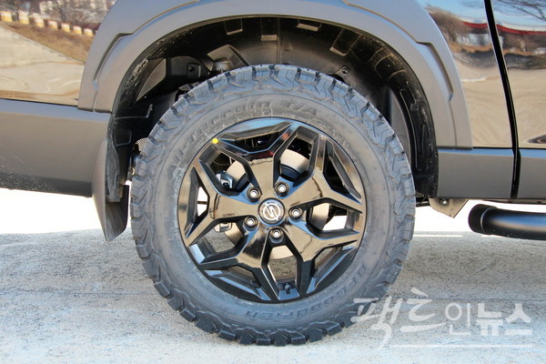 폭 265㎜, 편평비 60%의 전천후 타이어는 렉스턴 스포츠 칸의 안락한 승차감과 강력한 주행성능을 뒷받침한다. [사진=정수남 기자]