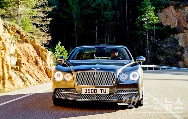 폭스바겐파이낸셜서비스코리아가 최근 급성장한 벤틀리 수요에 대응하기 위해 통합 금융 브랜드인 ‘벤틀리파이낸셜서비스’를 내놓았다. 신형 플라잉스퍼. [사진=정수남 기자]