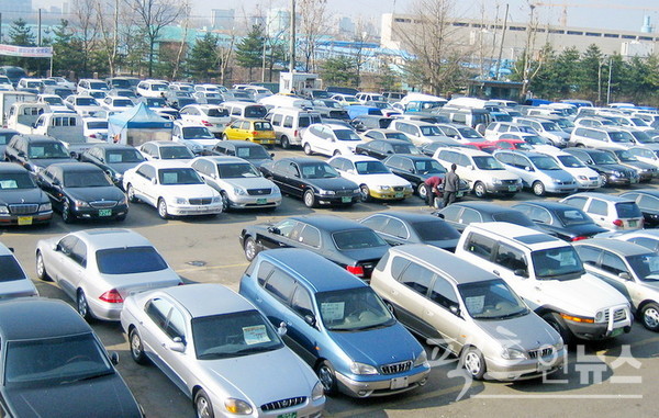  중고차 업체 엔카닷컴이 3000만원 미만의 가성비 중고차를 고객에게 적극 권장한다. 서울 장한평 중고차 매매단지 전경. [사진=정수남 기자]