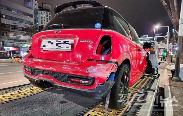 국산 자동차나 수입 자동차나 사고에서는 도긴개긴이다. BMW그룹의 소형차 브랜드 미니의 쿠퍼. 충돌사고로 폐차 수준의 피해를 보았다. [사진/영상=정수남 기자]