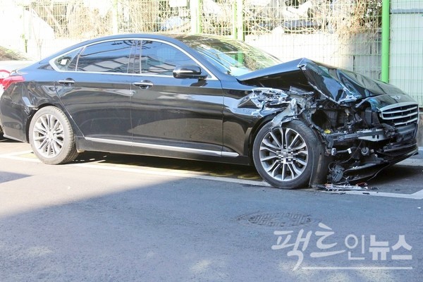 (위부터)렉서스 대형 세단과 국산차 대형세단의 충돌사고 후 모습.  [사진=정수남 기자]