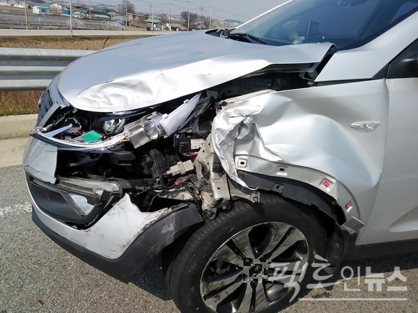 (위부터)고급 스포츠유틸리티차량(SUV) 브랜드 랜드로버 역시 사고에는 대책이 없다. 랜드로버의 최상위 트림인 래인지로버가 사고로 지붕과 측면이 파손됐다. 충돌사고를 낸 국산 중형 SUV. [사진=정수남 기자]