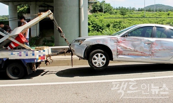 (위부터)추돌사고로 찌그러진 렉서스 중형 세단과 접촉 사고로 찌그러진 국산 중형 세단. [사진=정수남 기자]