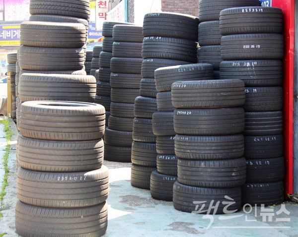 폐타이어에 트레드를 만들어 붙인 재생타이어. 맨 아래는 신품 타이어. [사진=정수남 기자]