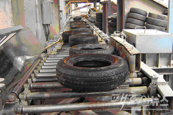 타이어에 들어간 철심은 시멘트 제조에 쓰인다. 전북 군산항 제2 부두 인근에 자리한 시멘트 제조업체와 이들 업체가 시멘트 제조에 폐타이어를 사용하고 있다. [사진=정수남 기자]