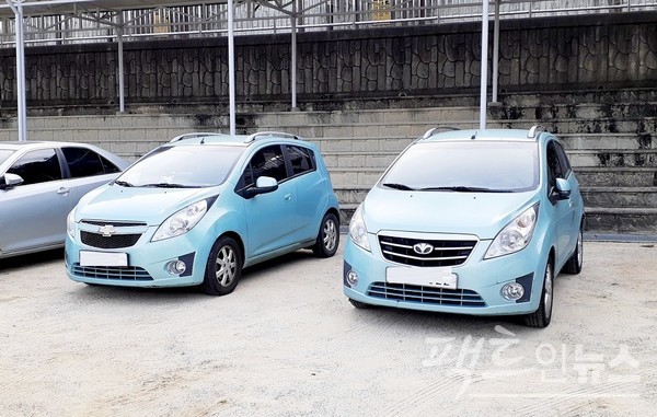 소희의 담임은 빨간색 마티즈를 탄다. (오른쪽부터)마티즈와 마티즈 후속 스파크. [사진=정수남 기자]