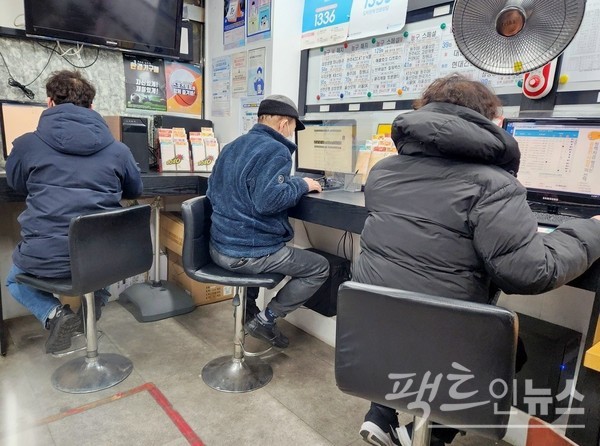 2023년 토끼해에 연금복권과 즉석복권 1등 당첨자가 각각 나왔다. 연금복권 등 복권 구매 모습. [사진=팩트인뉴스]