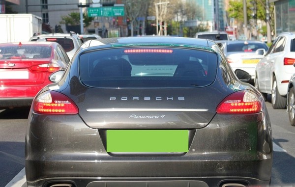 국내 도로를 달리는 고가의 수입차의 경우 90%가 법입차다. 1억5000먼만원을 호가하는 포르쉐. [사진=정수남 기자]