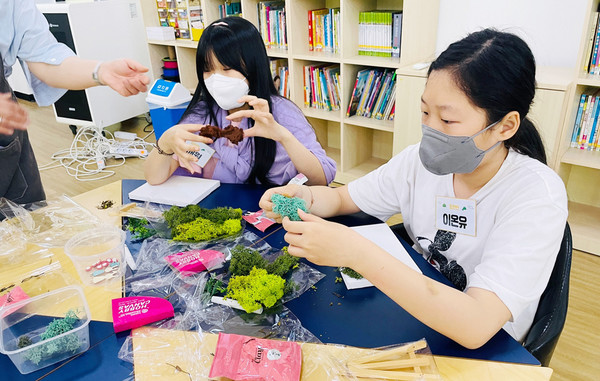 이온유 학생이 인천 서구 청소년센터 방과 후 아카데미에서 융합 미술 전문 체험을 하고 있다. [사진=인천서구청소년센터 청소년방과후아카데미]