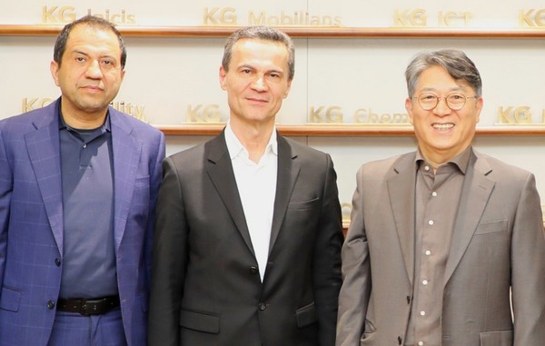 곽재선(오른쪽 첫번째) 회장이 UAE의 NGT 임원과 협력 방안 등을 최근 모색했다. [사진=쌍용차]